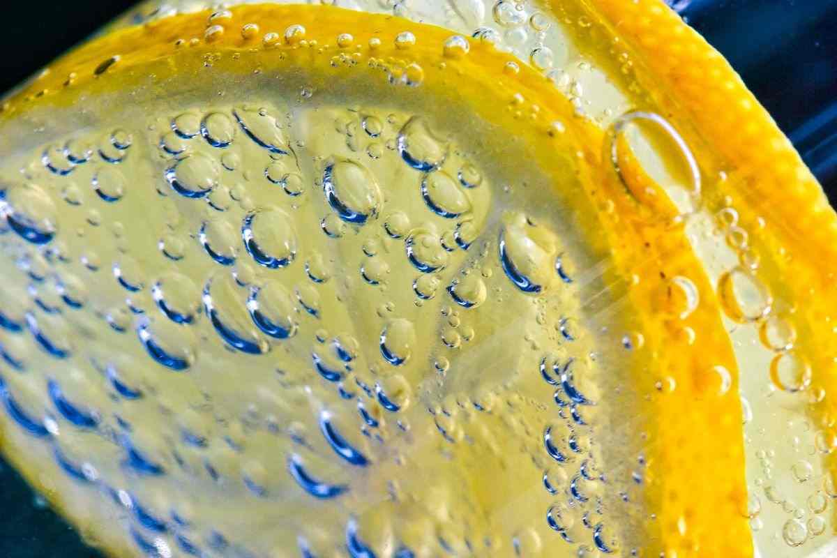 bere acqua limone vantaggi