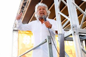 Bufera sulle parole di Beppe Grillo alla manifestazione contro il precariato. Grillo lo difende: "Strumentalizzazioni"