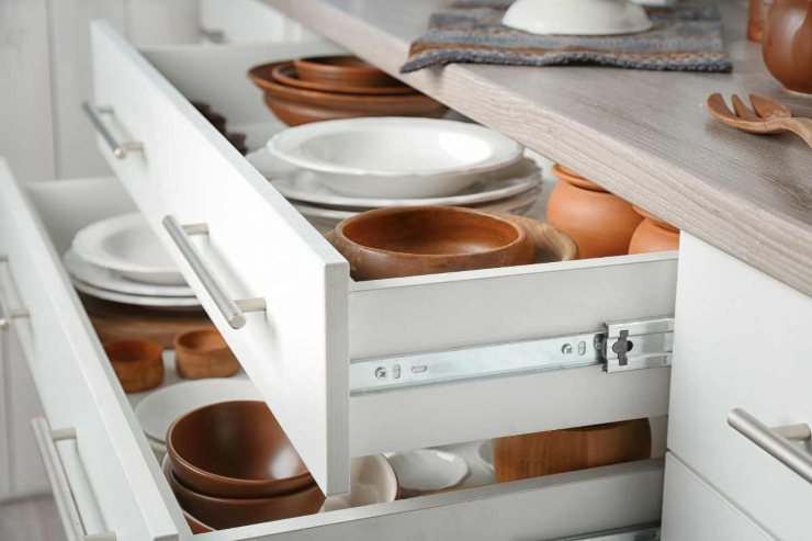 Cucina, i trucchi per metterci meno per riordinarli