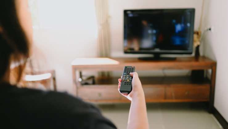 schermo della TV diventa nero