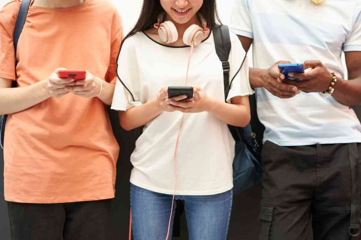 Ragazzi al cellulare