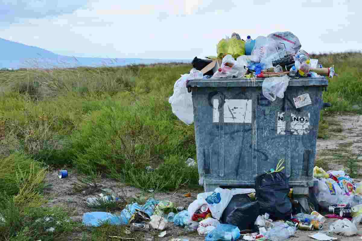 Cassonetto stracolmo di immondizia