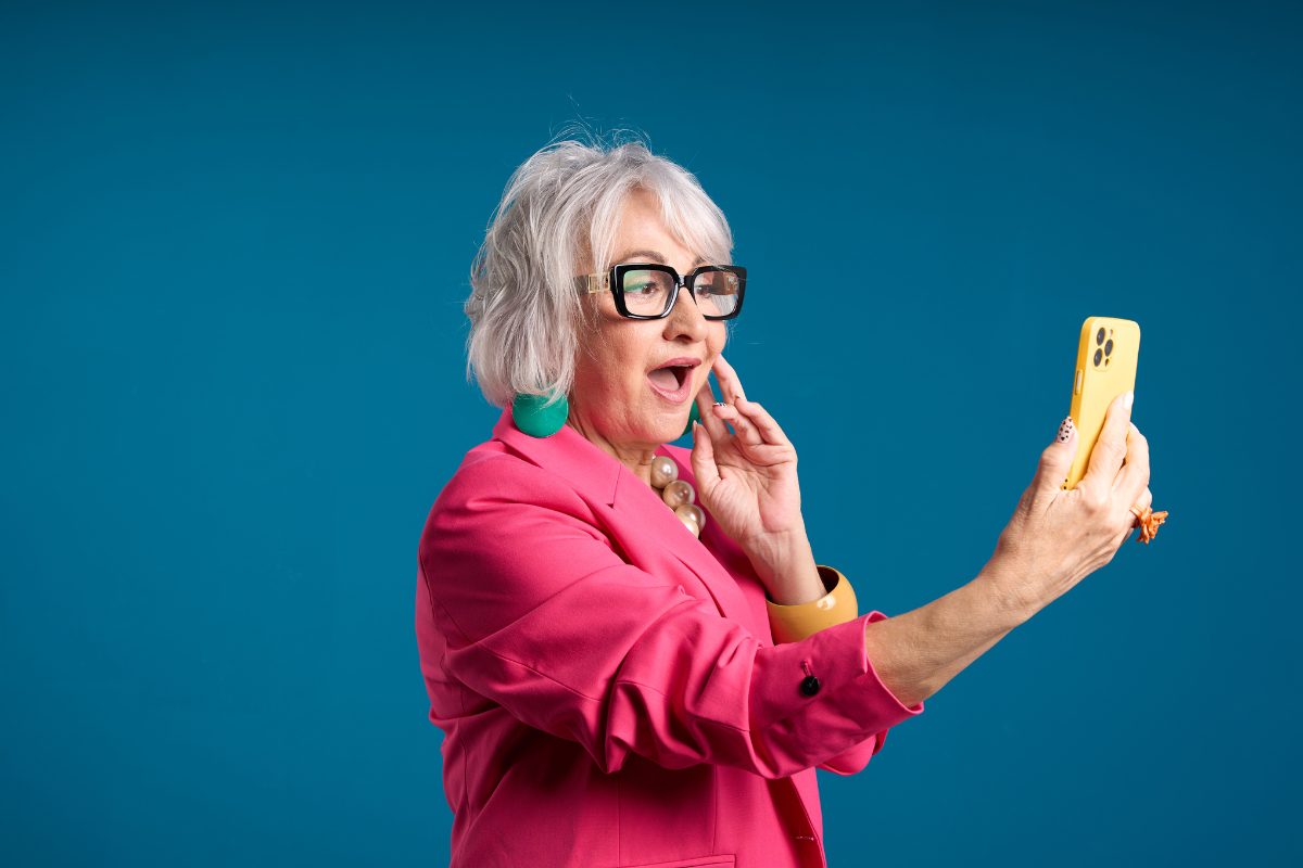 Signora anziana che si fa un selfie con lo smartphone