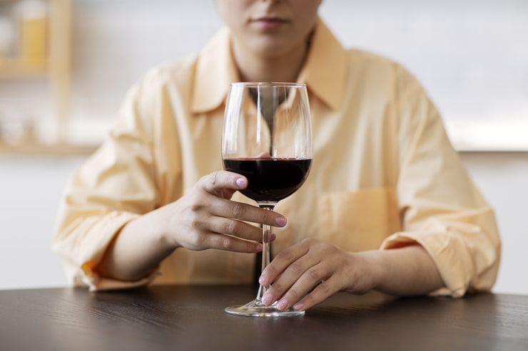 Bicchiere di vino in mano a una donna