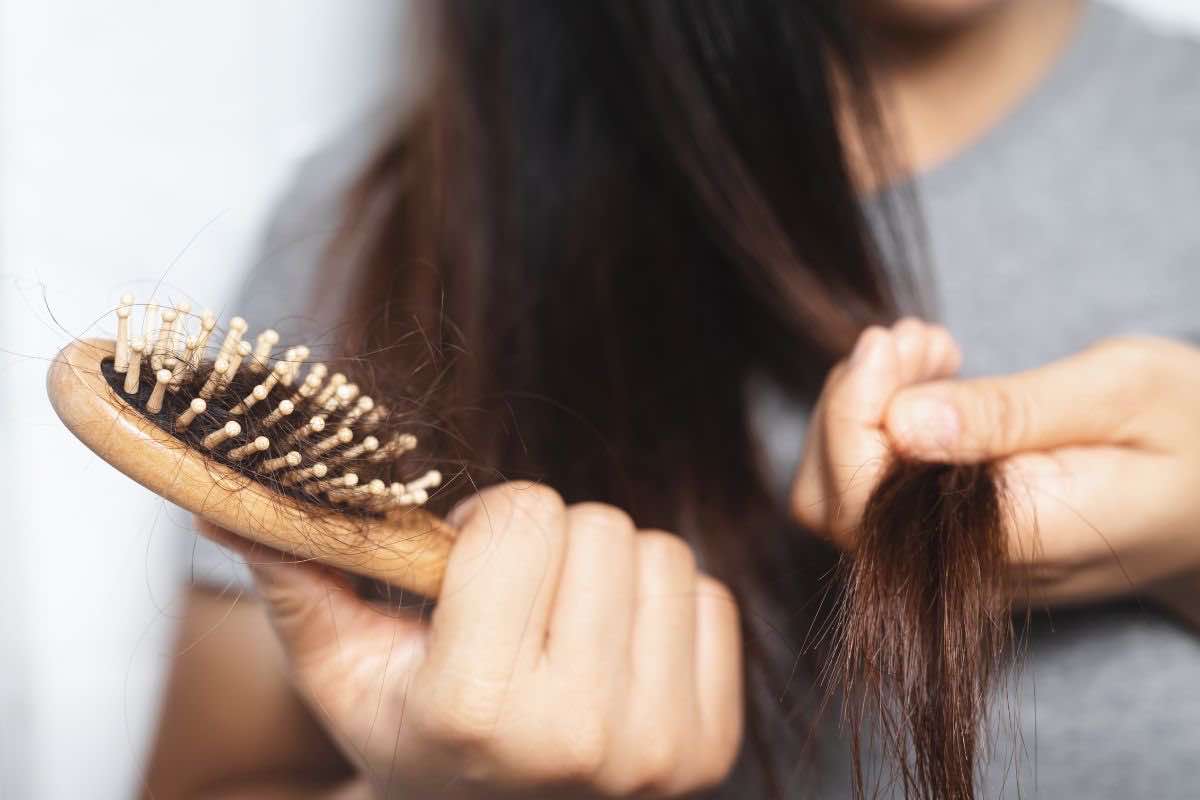 Donna che si pettina i capelli