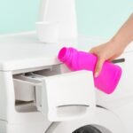 Versare detersivo in lavatrice