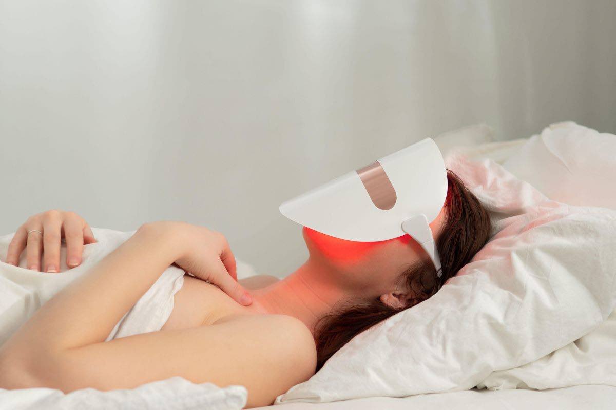 Donna con maschera LED