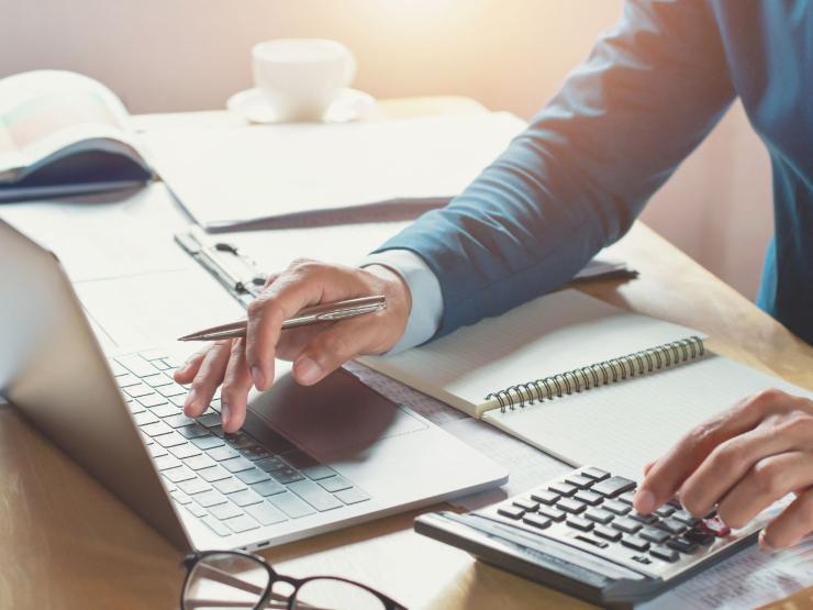 persona al pc fa calcoli