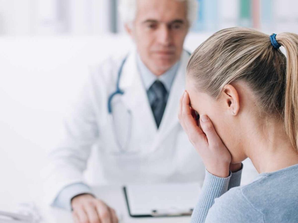 Medico che dà una triste notizia ad una donna