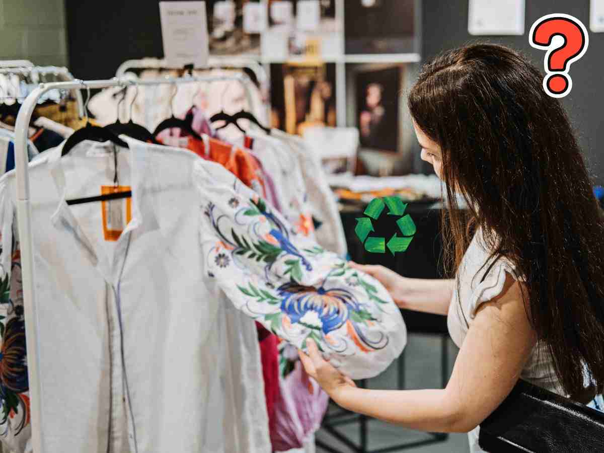 persona che guarda dei capi di vestiario ecologici