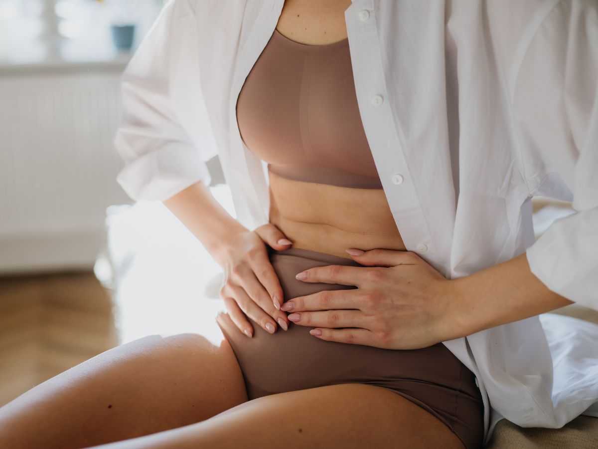 Donna che soffre per l'endometriosi