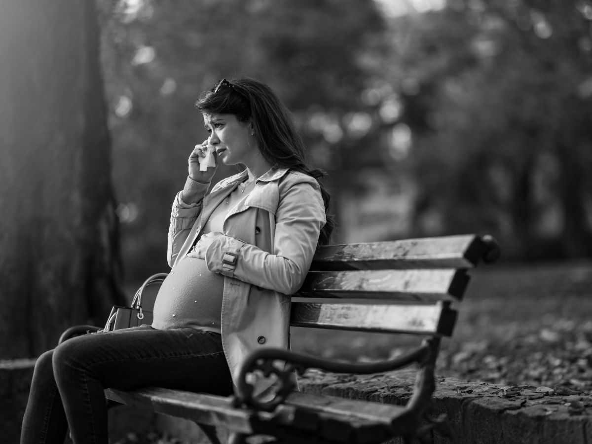 Donna incinta che piange