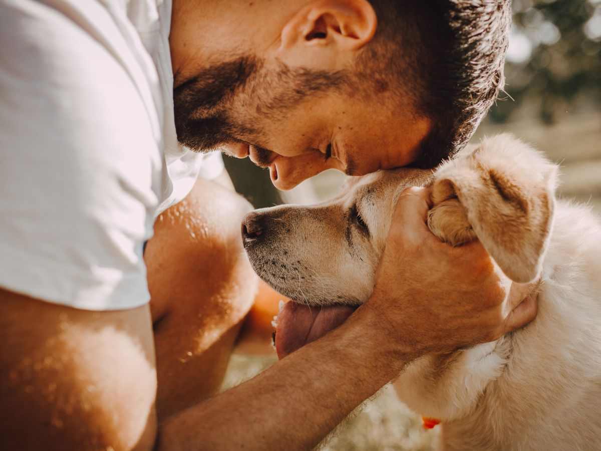 Uomo e cane che si abbracciano